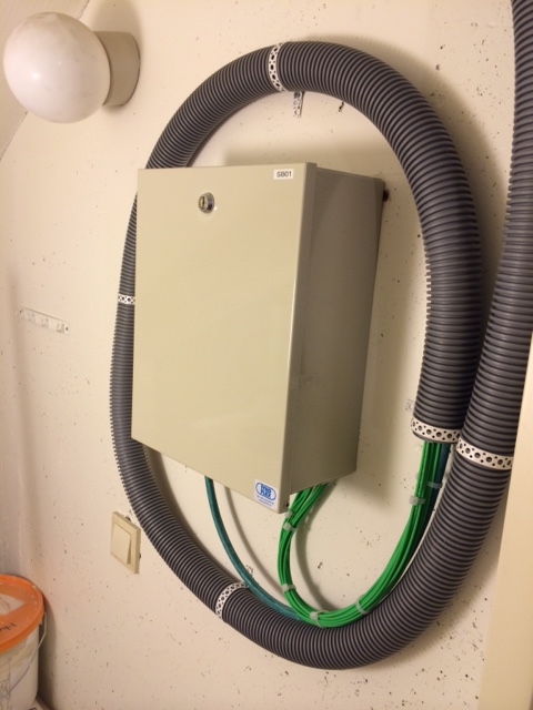 Fiberskåp under installation